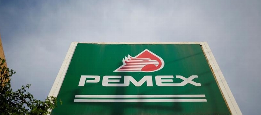 El jueves, un sindicato de bancos locales y extranjeros firmó con Pemex un préstamo...