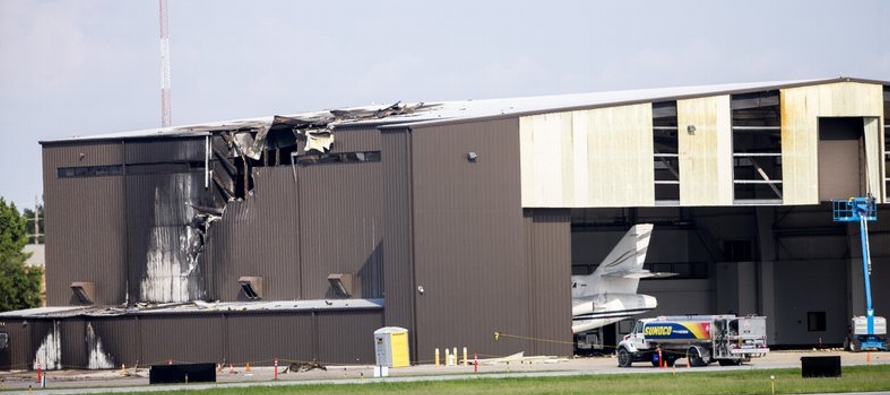 Nadie en el bimotor sobrevivió a la tragedia en el aeropuerto municipal de Addison, a unos...