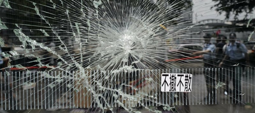 El gobierno chino condenó los actos en los que varios cientos de manifestantes rompieron...