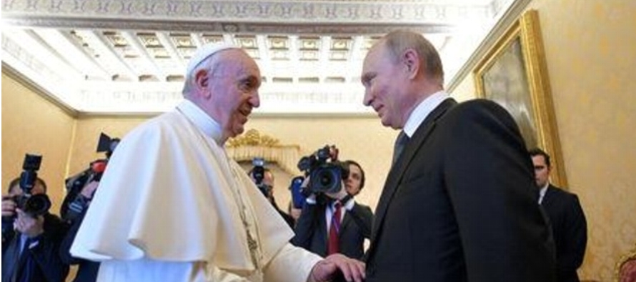 Putin, que se había encontrado con Francisco dos veces antes, llegó al Vaticano al...