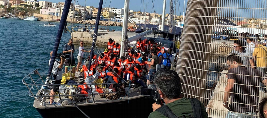 Pese a que Italia no ha permitido que los inmigrantes y la tripulación del barco...