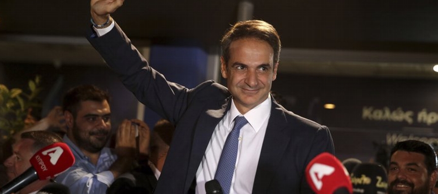 Con más del 80% de los votos contados, el partido Nueva Democracia de Mitsotakis llevaba...