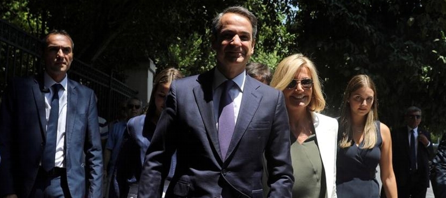 El partido Nueva Democracia de Mitsotakis logró una mayoría absoluta de 158 de los...