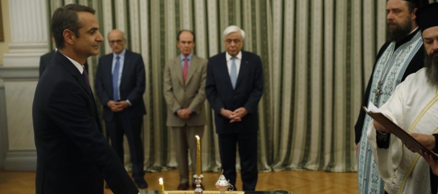 Mitsotakis, de 51 años, llegó a la mansión presidencial para la ceremonia de...