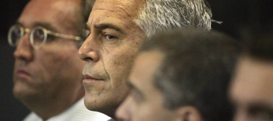 Entre 2002 y 2005, Epstein, de acuerdo con la investigación, pagó a docenas de...