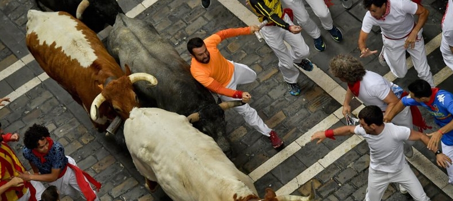 Cuatro personas _ dos estadounidenses y dos españoles _ sufrieron heridas por asta de toro...
