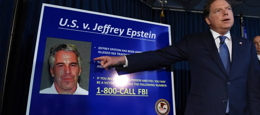 Desde que Epstein, de 66 años, fue detenido el sábado, Trump apenas se ha referido al...