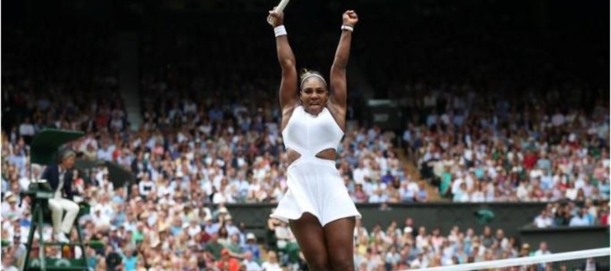 Serena Williams avanzó el martes a las semifinales de Wimbledon, tras imponerse en un duro...