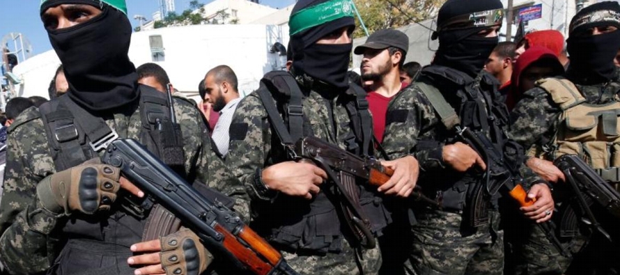 El Ejército israelí dijo haber detectado dos “sospechosos armados” junto...