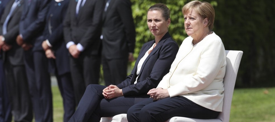Merkel no dio indicios de mala salud mientras estuvo sentada junto a Mette Frederiksen en el...