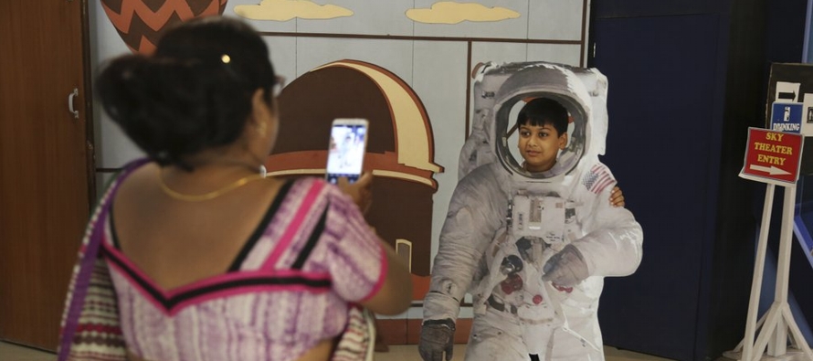 La Organización de Investigación Espacial de India planea lanzar la sonda con...