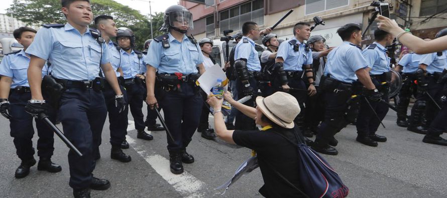 Varios miles de personas protestaron el sábado en Hong Kong contra los comerciantes de China...