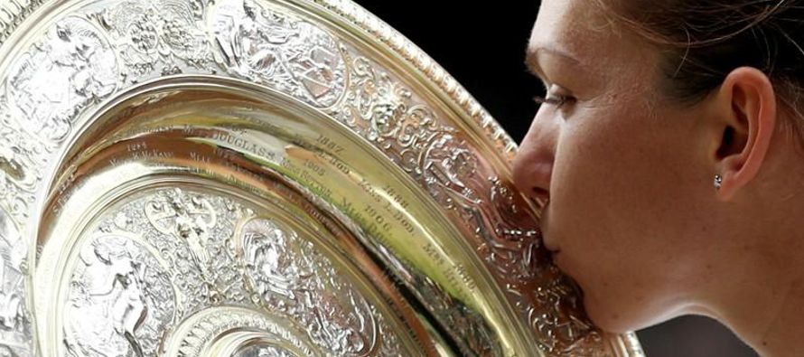 La tenista rumana Simona Halep se consagró el sábado campeona de Wimbledon al batir a...