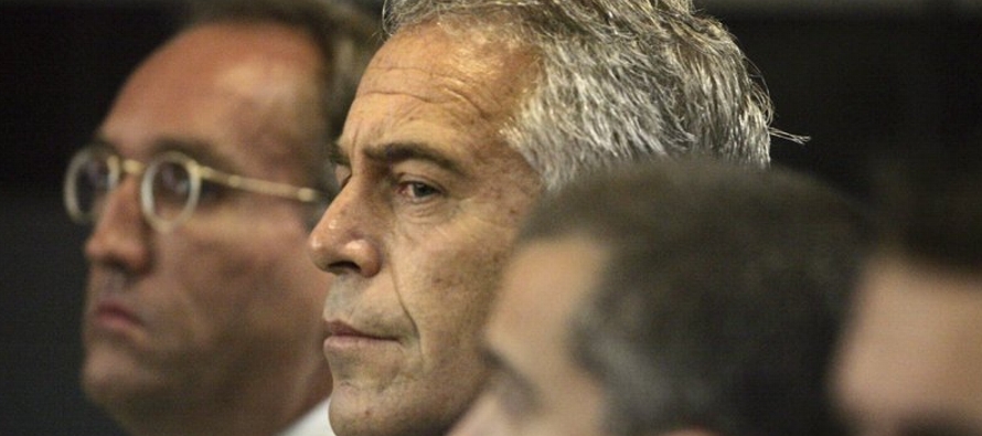 Los fiscales dicen que Epstein debe permanecer encarcelado porque corre riesgo de fuga y es un...