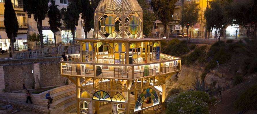 “Historias de Ventanas” fue construido con 550 ventanas reunidas por el difunto artista...