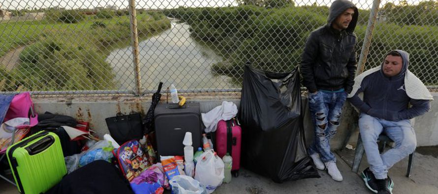 Miles de solicitantes de asilo llevan esperando meses en México antes de poder empezar a...