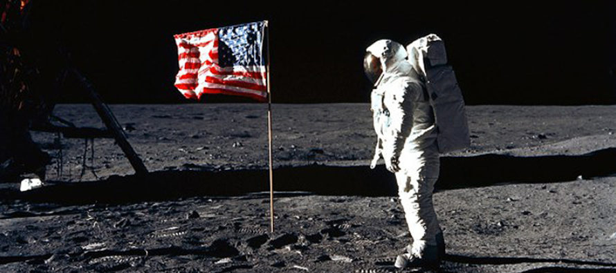 El astronauta Michael Collins, quien dio la vuelta a la Luna en la nave nodriza mientras Aldrin y...