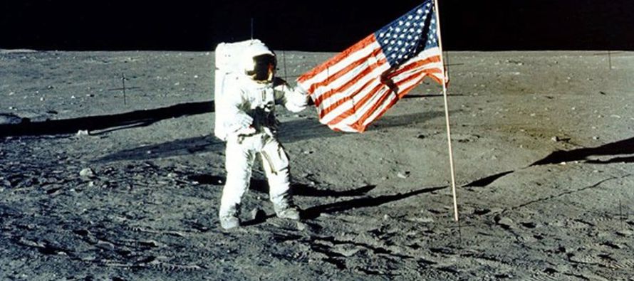 El 20 de julio de 1969, ya en órbita alrededor de la Luna, Armstrong y Aldrin se...