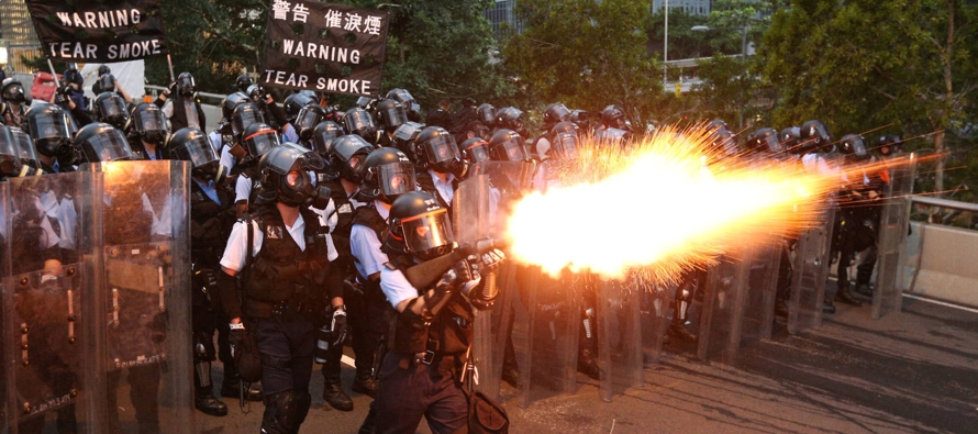 Miles de manifestantes se dirigieron a la oficina de representación de China en Hong Kong,...