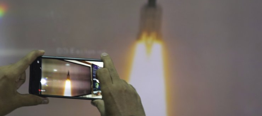 K. Sivan, jefe de la agencia espacial, dijo que el cohete exitosamente introdujo a la nave espacial...