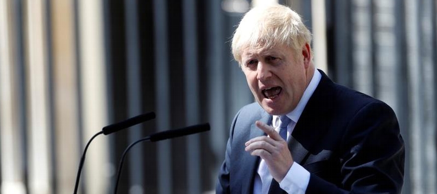 En declaraciones desde la residencia de Gobierno en Downing Street, Johnson dijo que iba a trabajar...