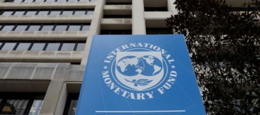 El portavoz del FMI, Gerry Rice, hablando con periodistas en Washington, valoró los...