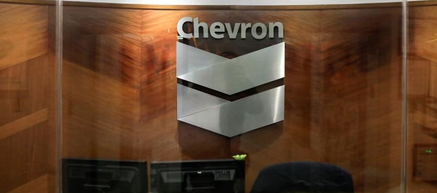 El Departamento del Tesoro dijo que renovaría la licencia por tres meses para Chevron Corp,...