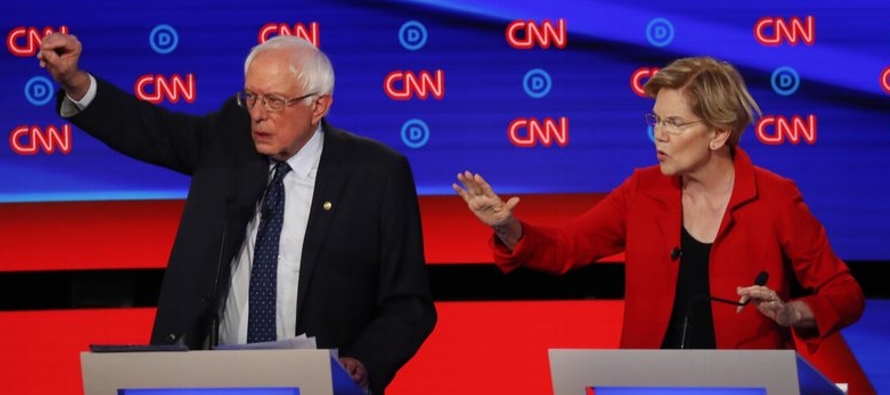 Colocados lado a lado en el centro del escenario, Bernie Sanders y Elizabeth Warren replicaron a...