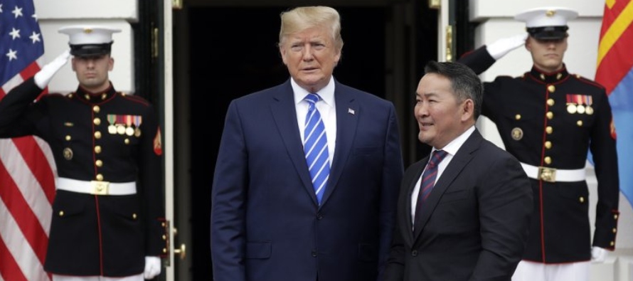 El presidente Donald Trump recibió el miércoles a su contraparte de Mongolia,...