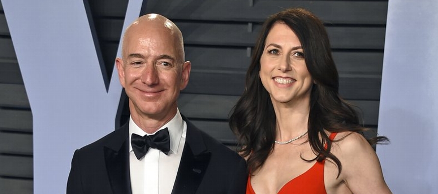 Amazon señaló que las acciones de Bezos de la compañía se redujeron de...