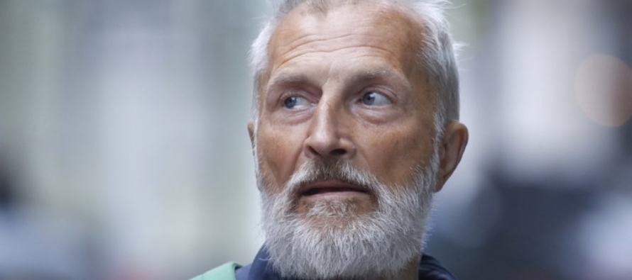 Con su barba blanca y su cabello desarreglado, Rasner, de 68 años, parece salido de un...