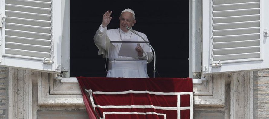 El papa Francisco envió el domingo una carta para tratar de alentar a sacerdotes de todo el...