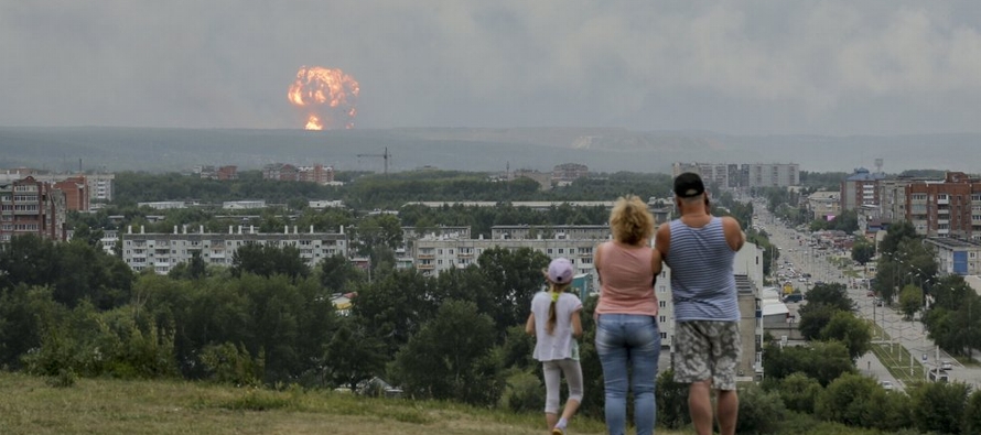Un incendio del lunes en un arsenal militar cerca de la ciudad de Achinsk, en la región...