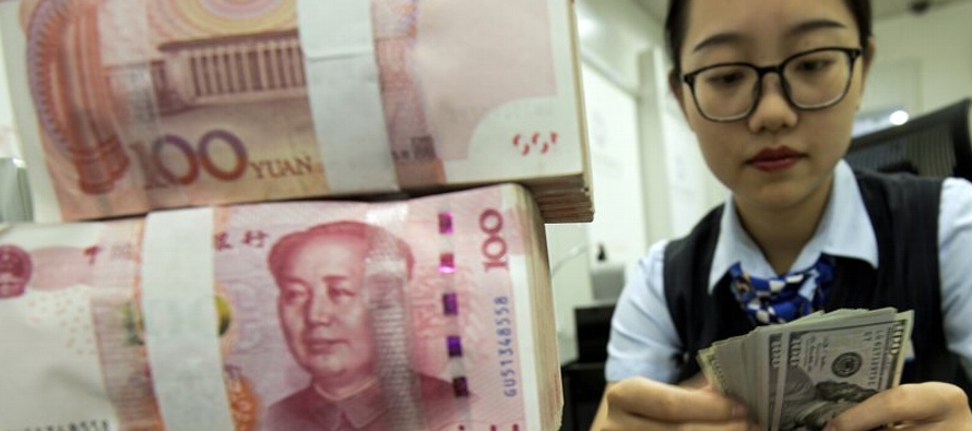 El yuan bajó a 7,0562 frente al dólar estadounidense antes de subir a 7,0297 en la...