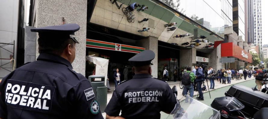 Los asaltantes entraron sobre las 10.30 a la tienda situada en el Paseo de la Reforma, la ajetreada...