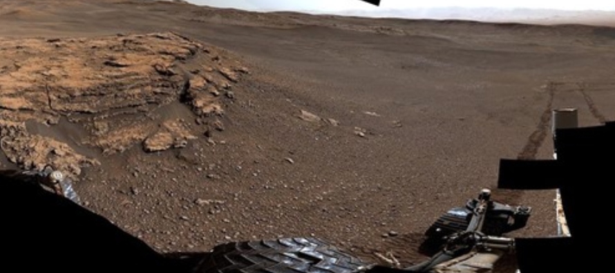 A diferencia de las capas delgadas y planas asociadas con los sedimentos lacustres que Curiosity ha...