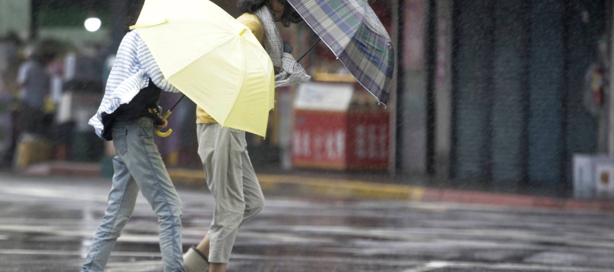China es golpeada por tifones en sus calurosos meses de verano, pero el servicio...