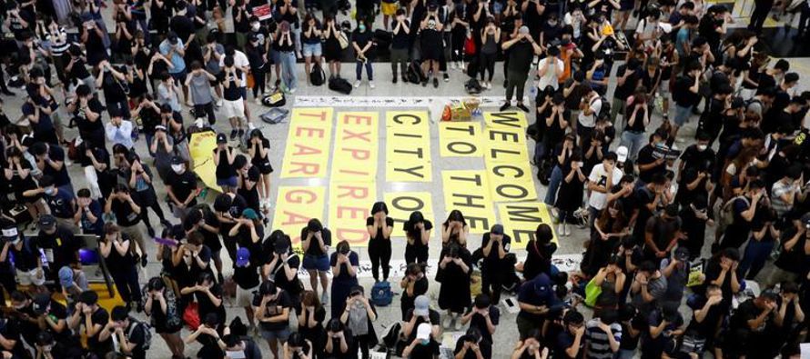 Los manifestantes regresaron al aeropuerto de Hong Kong, un día después de una...