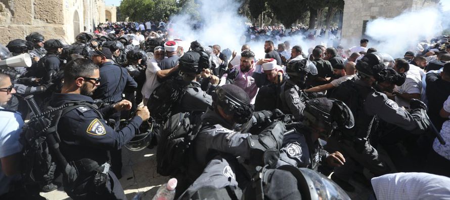 Fieles musulmanes y policía israelí chocaron el domingo en un importante lugar...