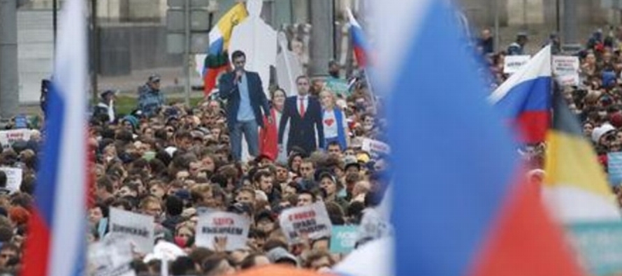 Decenas de miles de rusos organizaron el sábado la mayor protesta política del...