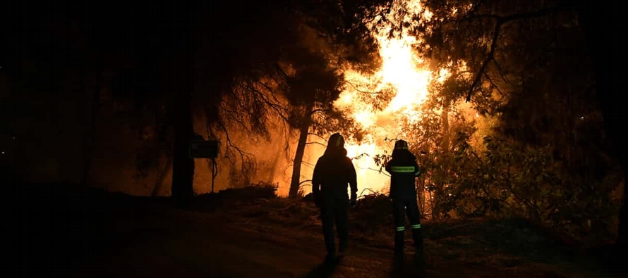 El departamento griego de bomberos envió refuerzos a la zona, elevando el total de bomberos...