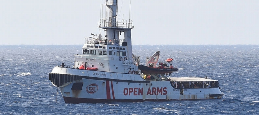Los inmigrantes han estado varados en el barco de rescate español Open Arms desde que fueron...