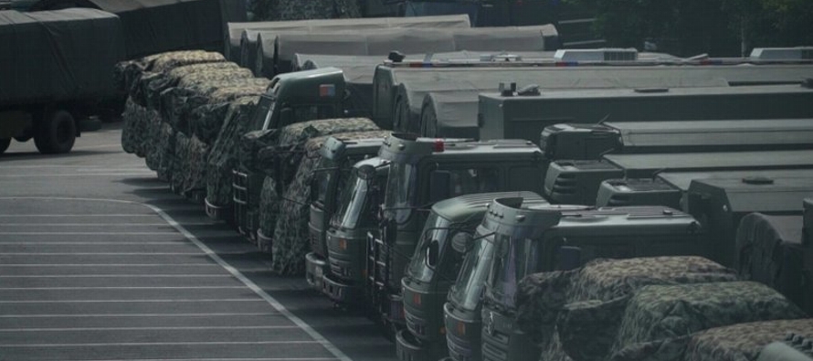 Los vehículos de la Policía Popular Armada estaban estacionados el viernes Shenzhen,...