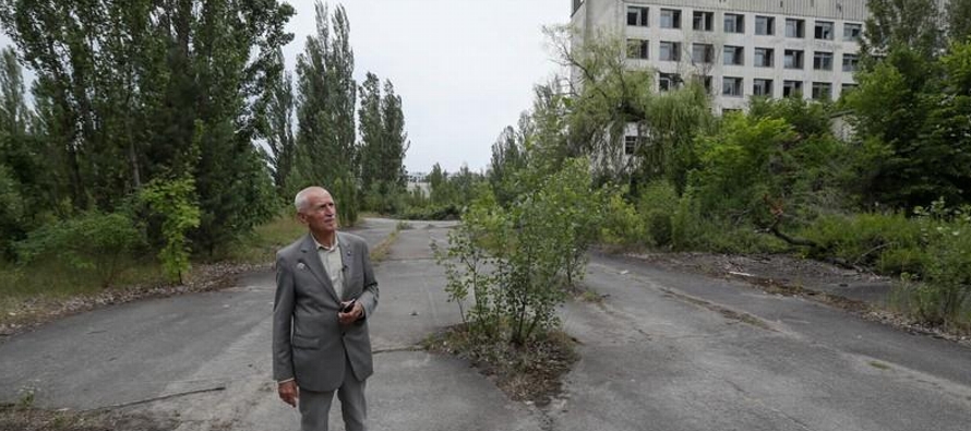A sus 87 años, el piloto militar ucraniano regresó a Chernóbil el mes pasado...
