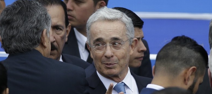 La Corte Suprema investiga a Uribe por presuntamente sobornar a testigos en una prolongada disputa...