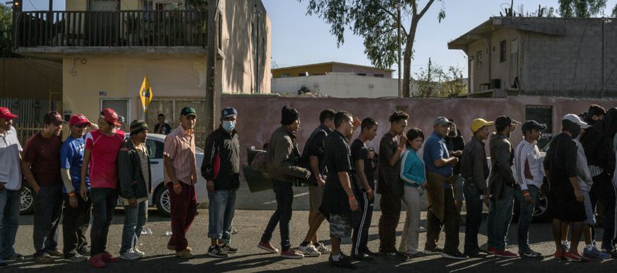 El gobierno mexicano está trasladando al sur de México a los migrantes que han...