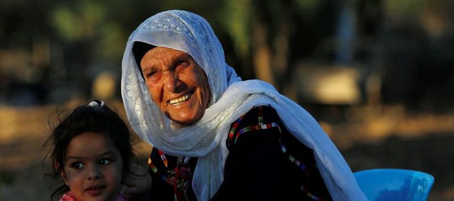 Sentada bajo un olivo en la Cisjordania ocupada por Israel, Muftia Tlaib se burla de la...