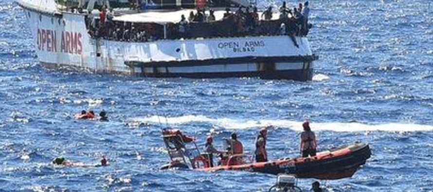 El barco Open Arms, que lleva 19 días en el mar con casi 100 inmigrantes a bordo,...