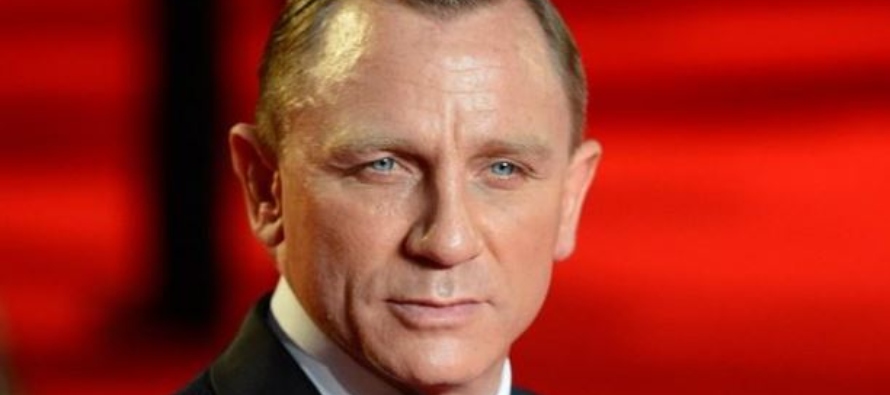 Los productores dijeron el martes que la nueva película vería a Bond disfrutar de una...