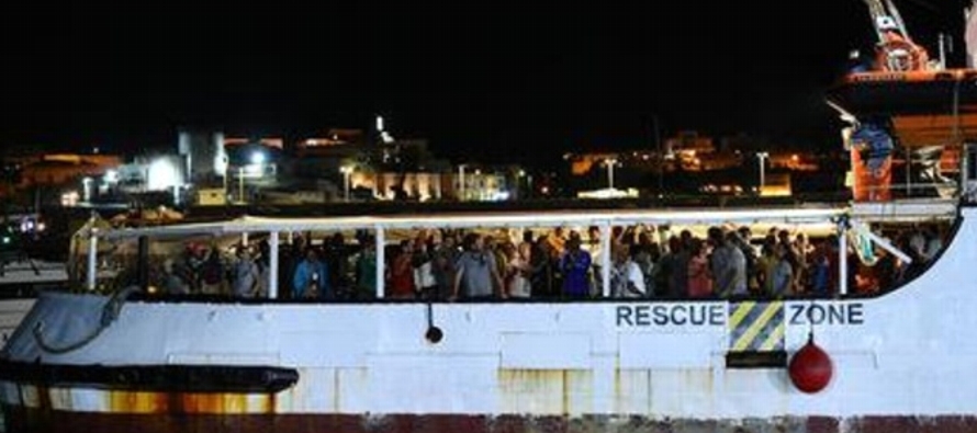 Los cerca de un centenar de migrantes, rescatados a principios de agosto en el Mediterráneo,...